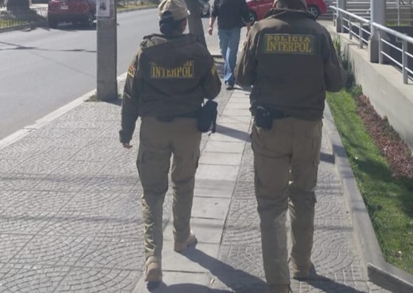 Policías de Interpol caminan por una de las calles de La Paz.