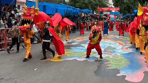 El bloque militar brilla con creatividad y ritmo en el Corso de Corsos de Cochabamba
