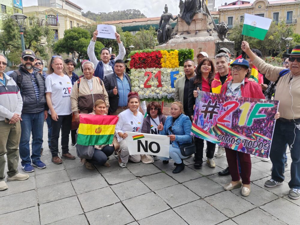 Activistas del 21F durante el acto conmemorativo en plaza Murillo, en la ciudad de La Paz. | Foto: Facebook Beto Astorga.