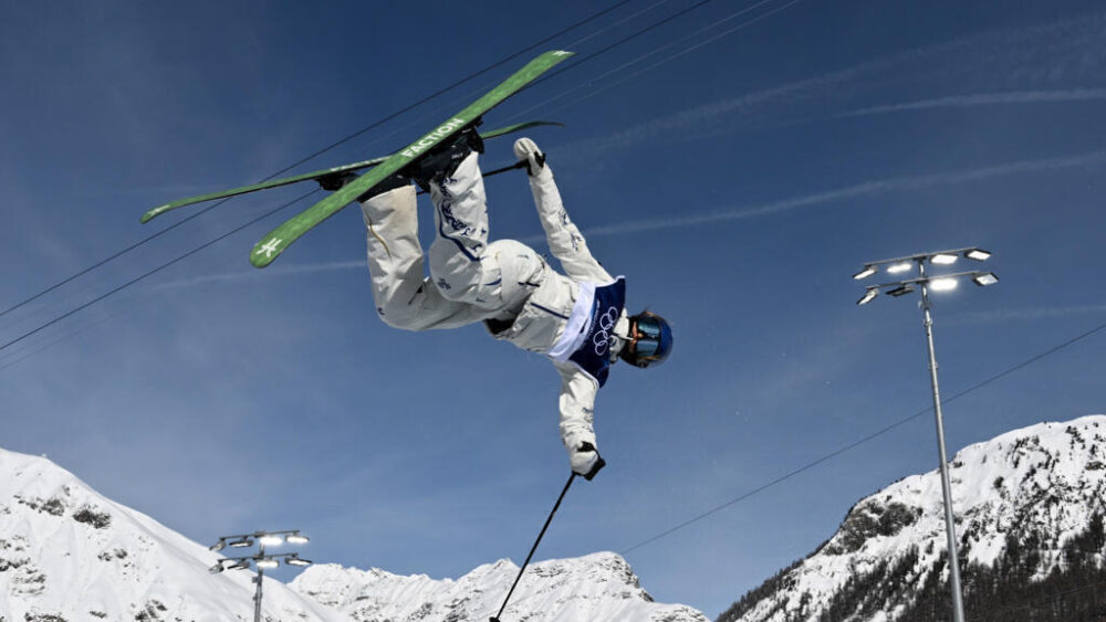 Eileen Gu durante su tercera manga, en la prueba de esquí acrobático de halfpipe, el 22 de febrero de 2026, Livigno, Italia.