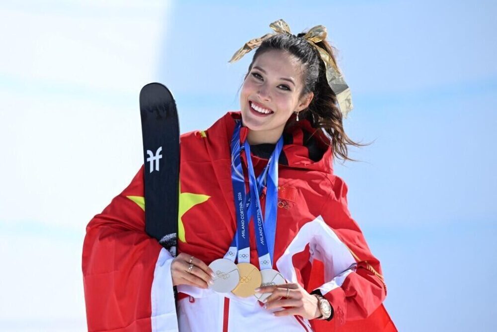 Eileen Gu tras recibir el oro en la prueba de esquí acrobático halfpipe de los Juegos Olímpicos de Invierno de Milán-Cortina. En Livigno (norte de Italia), el 22 de febrero de 2026.