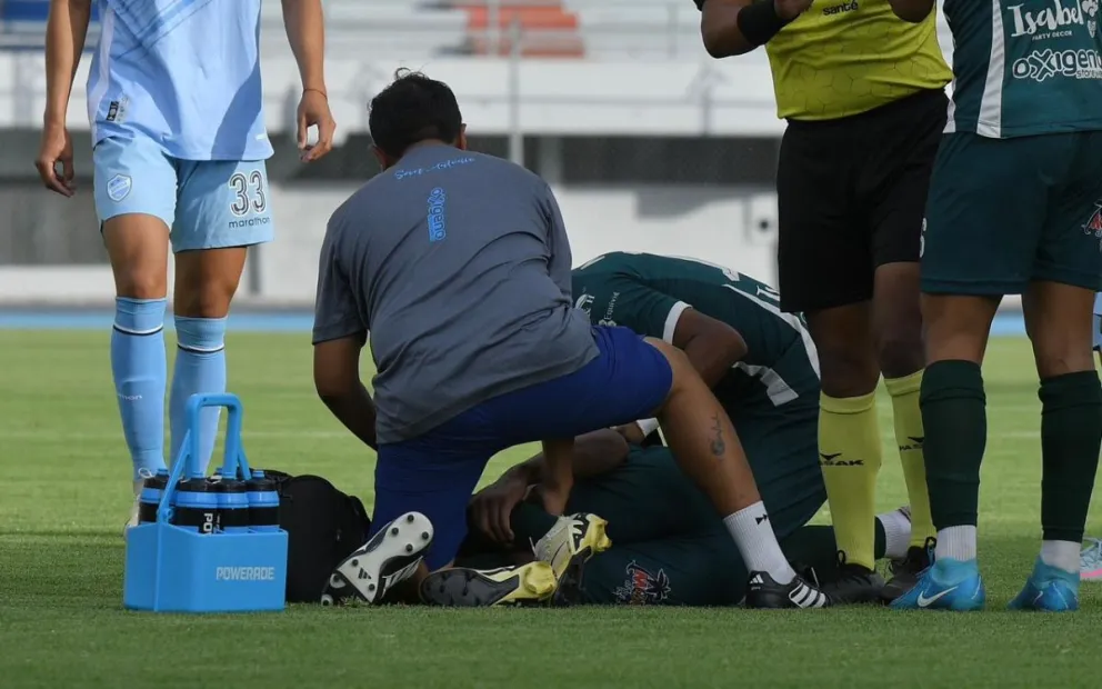 Sánchez es atendido tras su dura lesión. Foto: APG.