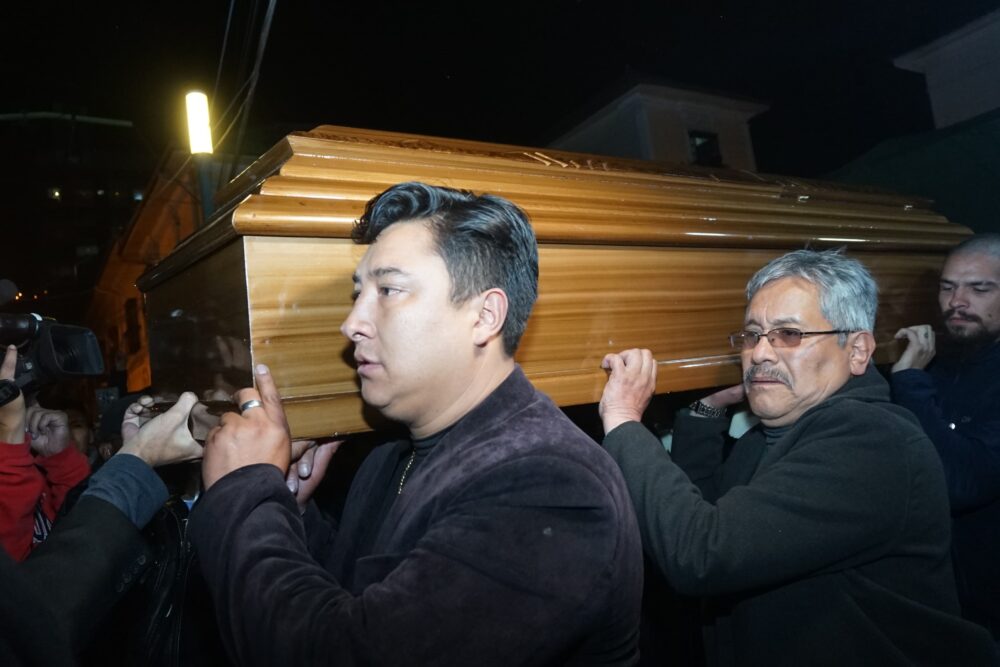 Seguidores, amigos y artistas reciben el cuerpo de Santalla en el Teatro Municipal para rendirle homenaje