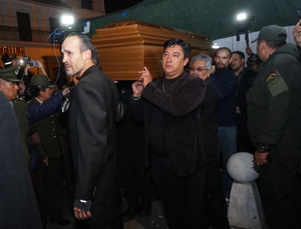 Seguidores, amigos y artistas reciben el cuerpo de Santalla en el Teatro Municipal para rendirle homenaje