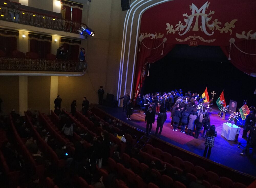 Seguidores, amigos y artistas reciben el cuerpo de Santalla en el Teatro Municipal para rendirle homenaje