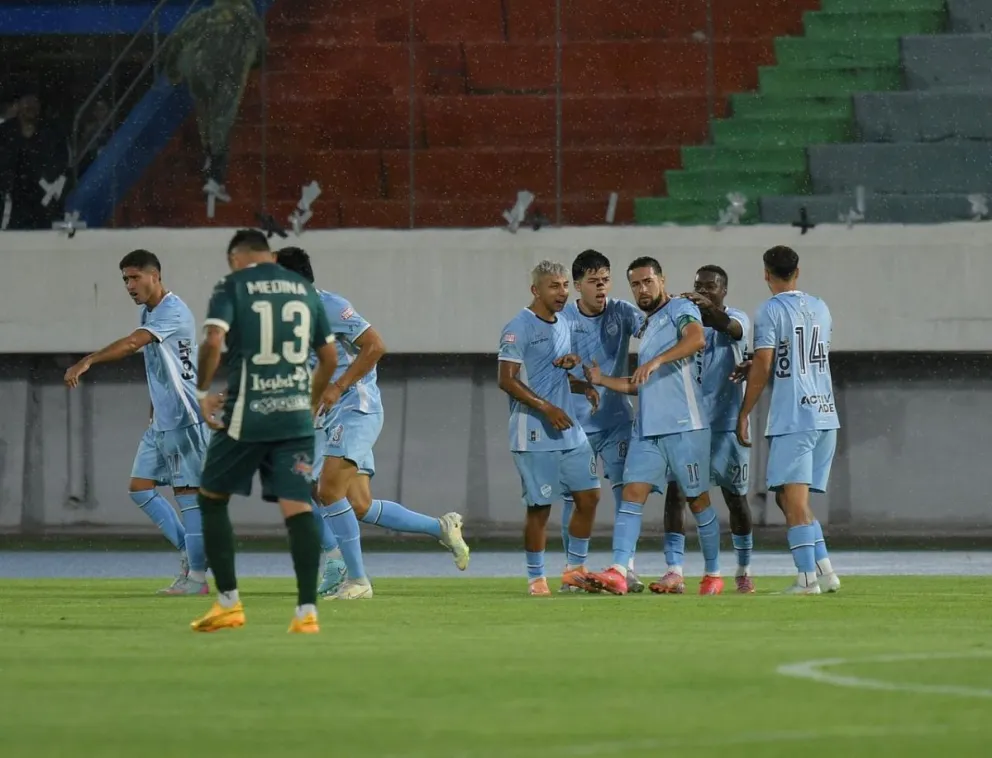 Jugadores de Aurora celebran el gol del empate. Foto: APG.