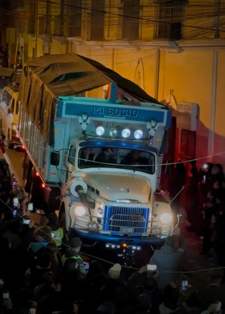 El camión 'Mi Socio' escoltó los restos de David Santalla hasta el Teatro Municipal Alberto Saavedra Pérez. FOTO: Secretaria Municipal de Culturas