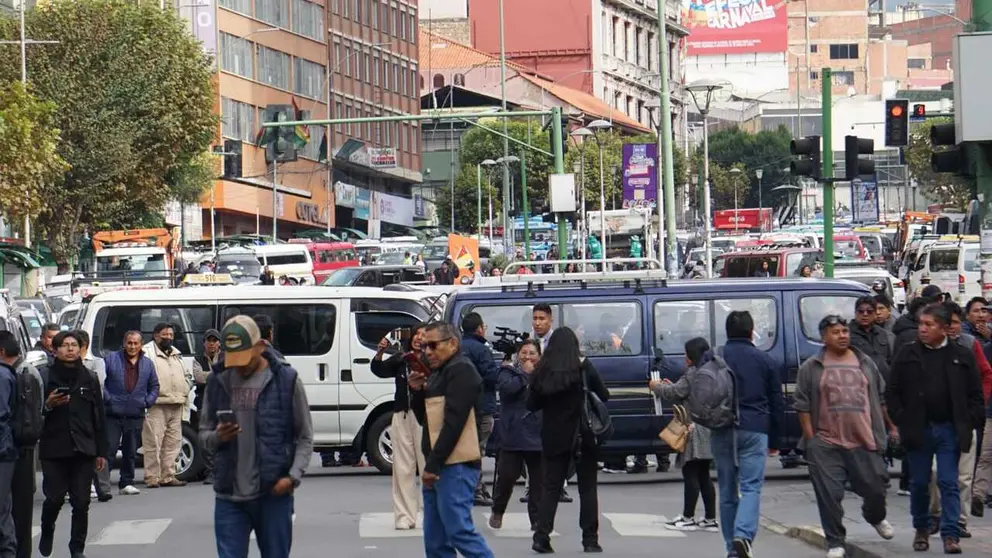 Choferes del sindicato Señor de Mayo bloquean el centro de La Paz. APG