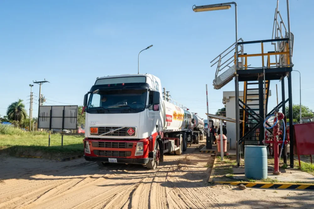 Un camión cisterna sale de una refinería de Santa Cruz.Foto: YPFB.