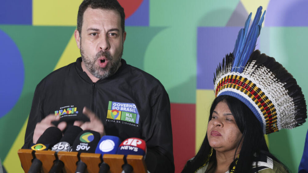 El ministro Guilherme Castro Boulos (i), secretario general de la Presidencia de Brasil, y la ministra de los Pueblos Indígenas, Sonia Guajajara, anuncian la revocatoria del decreto que autorizaba ampliar puertos fluviales en ríos amazónicos, el 23 de febrero de 2026 en Brasilia