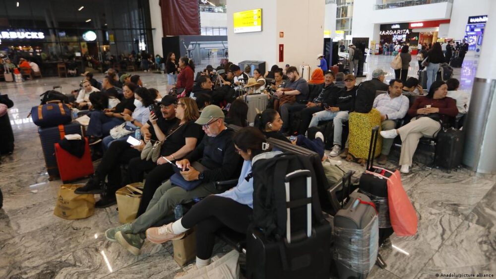 Miles de pasajeros abarrotaron el Aeropuerto Internacional de Guadalajara un día después de la ola de violencia, lo que retrasó todos los vuelos de salida. Miles de pasajeros abarrotaron el Aeropuerto Internacional de Guadalajara un día después de la ola de violencia, lo que retrasó todos los vuelos de salida.