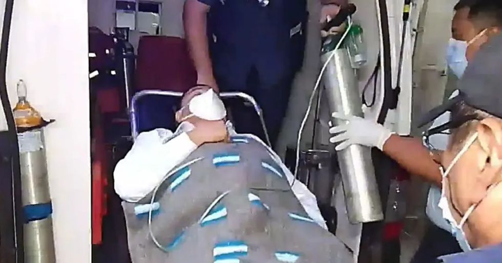 Tras su aprehensión, una ambulancia traslada a Jhonny Fernández.