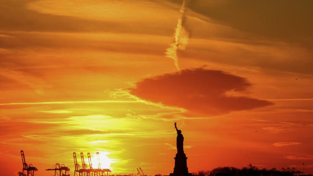 La terminal de carga del Puerto de Jersey y la Estatua de la Libertad de Nueva York, en una imagen del 23 de enero de 2026