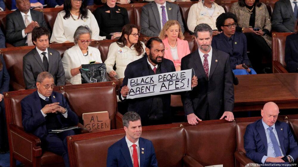 El legislador demócrata por Texas, Al Green, fue expulsado del hemiciclo al protestar con un cartel por la publicación racista de Donald Trump que comparó con monos al expresidente Barack Obama y la exprimera dama Michelle Obama. El legislador demócrata por Texas, Al Green, fue expulsado del hemiciclo al protestar con un cartel por la publicación racista de Donald Trump que comparó con monos al expresidente Barack Obama y la exprimera dama Michelle Obama.