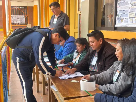 Proceso de votación en una mesa de sufragio.