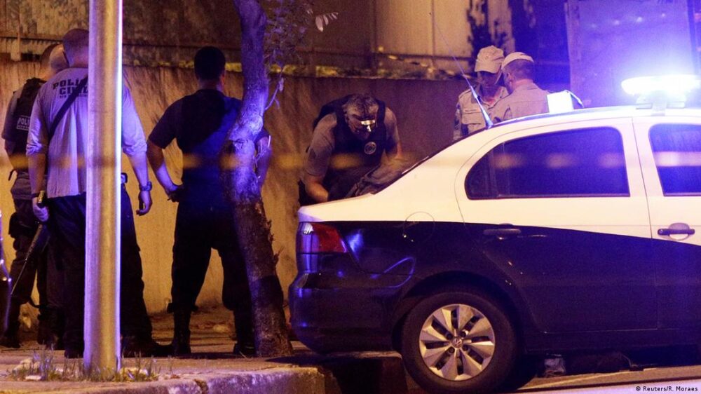 Un investigador policial inspecciona el cuerpo de Franco después de que fuera asesinada a tiros en Río de Janeiro (15.03.2018) Un investigador policial inspecciona el cuerpo de Franco después de que fuera asesinada a tiros en Río de Janeiro (15.03.2018)