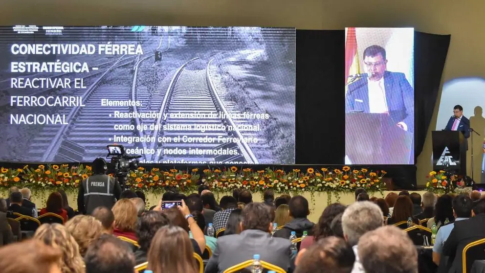 El vicepresidente de la FEPC, Raúl Solares, durante la exposición en el Congreso. DICO SOLÍS