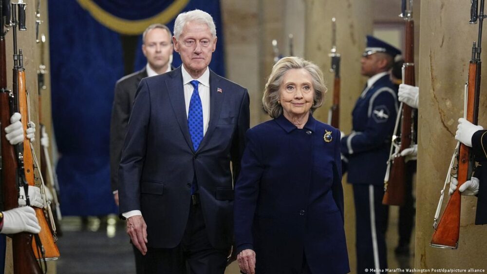 Bill y Hillary Clinton pasan junto a guardias del Capitolio en 2025. Bill y Hillary Clinton pasan junto a guardias del Capitolio en 2025.