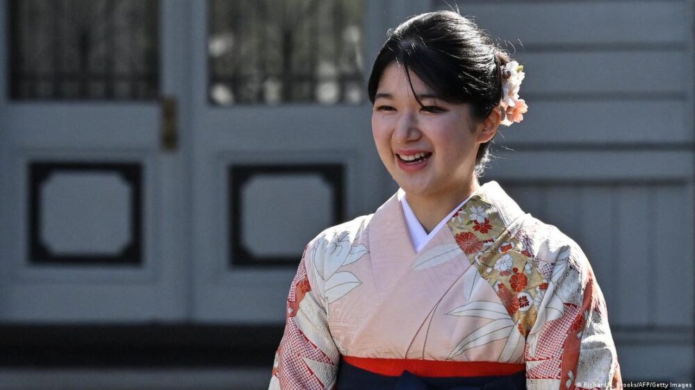 La princesa Aiko, de Japón, vestida con un kimono. La princesa Aiko, de Japón, vestida con un kimono.