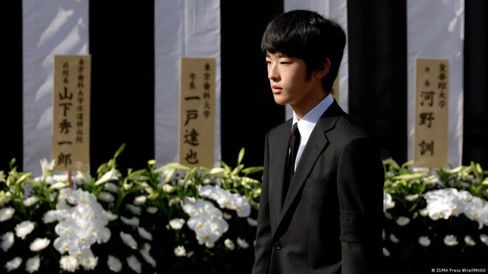 Príncipe Hisahito, único heredero varón al trono en Japón, pasa junto a flores blancas (foto de archivo de 2024). Príncipe Hisahito, único heredero varón al trono en Japón, pasa junto a flores blancas (foto de archivo de 2024).
