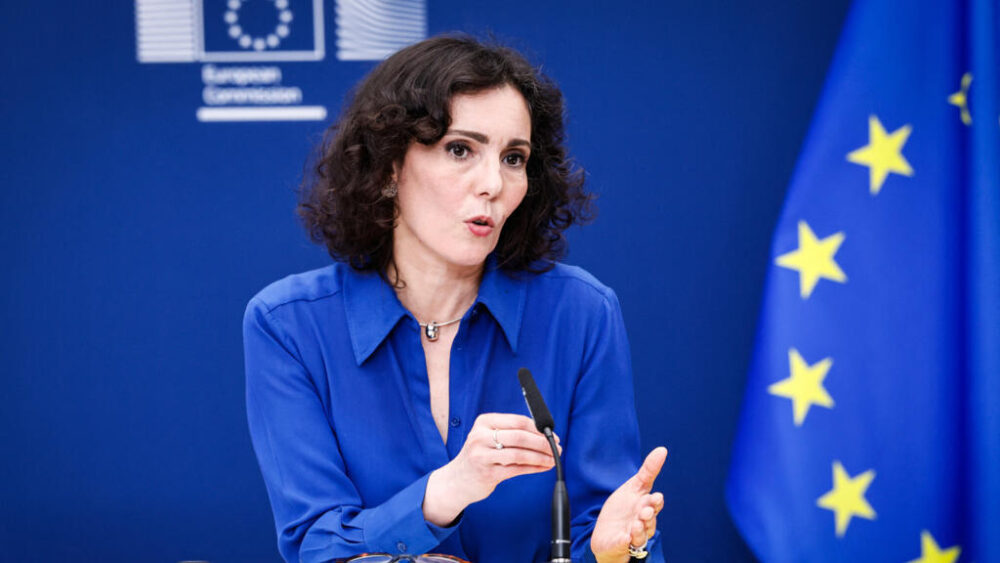 Hadja Lahbib, comisaria europea de Igualdad, durante una rueda de prensa sobre la iniciativa "Mi voz, mi elección", celebrada en Bruselas el 26 de febrero de 2026.