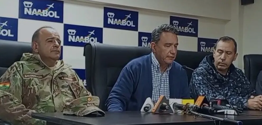 En compañía de jefes militares, el ministro de Defensa, Raúl Marcelo Salinas, ofreció una conferencia de prensa. Foto: Captura de video BTV