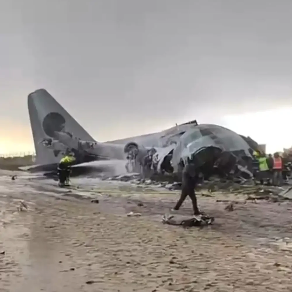 Un avión C-130 cayó en El Alto/RRSS