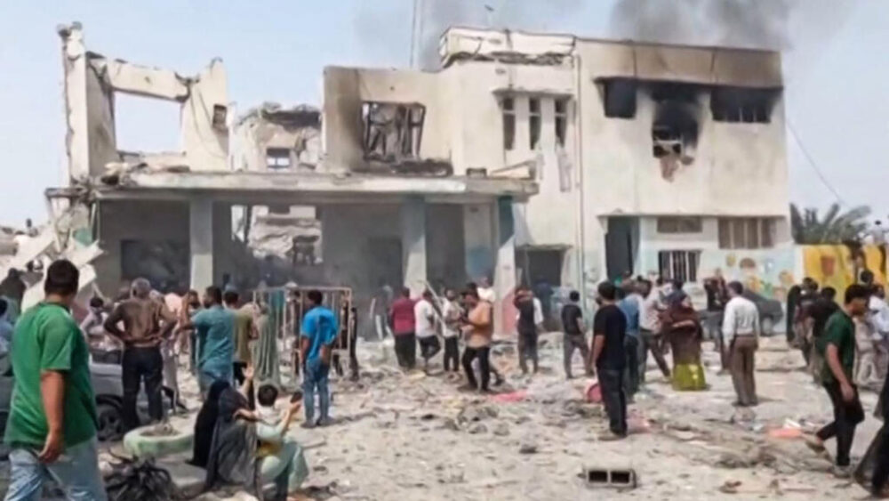 Esta captura de imagen, tomada de la televisión estatal iraní y transmitida el 28 de febrero de 2026, muestra lo que se describe como el lugar de los mortíferos ataques estadounidenses e israelíes contra una escuela primaria femenina en Minab, en la provincia de Hormozgán, al sur de Irán, cerca de la estratégica ruta marítima del Estrecho de Ormuz. Estados Unidos e Israel lanzaron ataques contra Irán el 28 de febrero, lo que generó temores de una guerra regional, con explosiones reportadas en todo Oriente Medio, mientras que la república islámica respondía con descargas de misiles. (Foto de Alex MITA / IRIB TV / AFP)