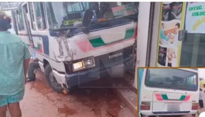 Micro impacta contra una tienda en la zona de Los Chacos, Santa Cruz
