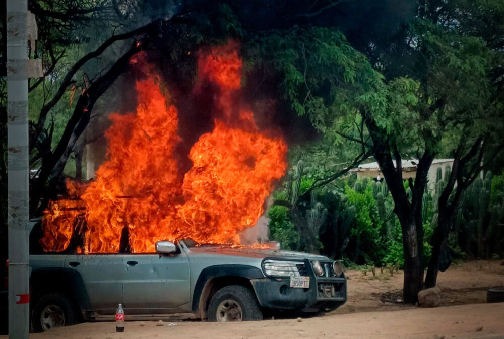 Un vehículo oficial de la Aduana en llamas. Foto: Aduana Nacional