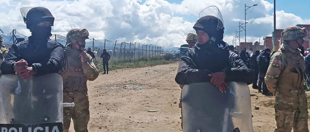 $output.data Los uniformados resguardaban el perímetro del avión accidentado