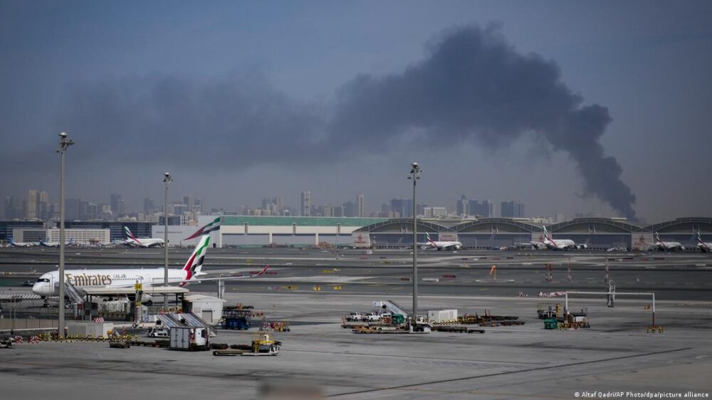 Una columna de huma se eleva fondo provocada por un ataque iraní, mientras los aviones de Emirates permanecen en tierra en el Aeropuerto Internacional de Dubai tras el cierre de la terminal. Una columna de huma se eleva fondo provocada por un ataque iraní, mientras los aviones de Emirates permanecen en tierra en el Aeropuerto Internacional de Dubai tras el cierre de la terminal.