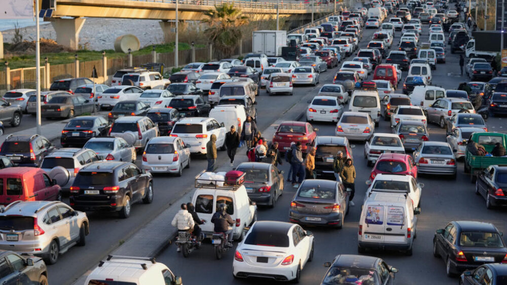 Civiles libaneses huyen de los bombardeos israelíes en el sur del país por la carretera costera hacia Beirut, el 2 de marzo de 2026.