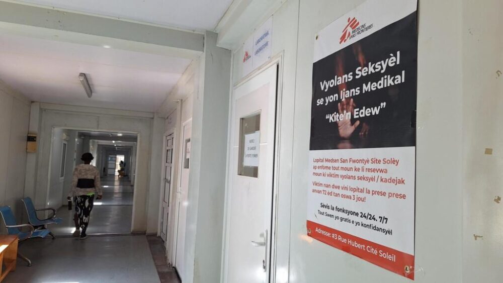 "La violencia sexual es una urgencia médica", se lee en criollo en el panel informativo colocado en los pasillos del hospital Drouillard de Médicos Sin Fronteras (MSF) en la favela de Cité Soleil.