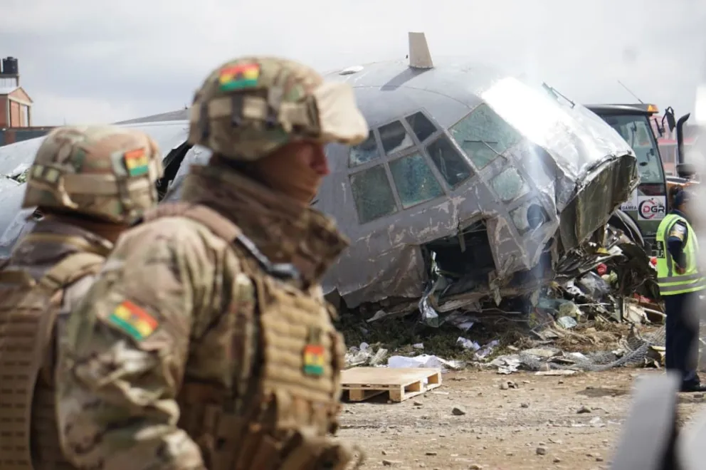 Militares y el avión Hércules que se accidentó el viernes. Foto: APG