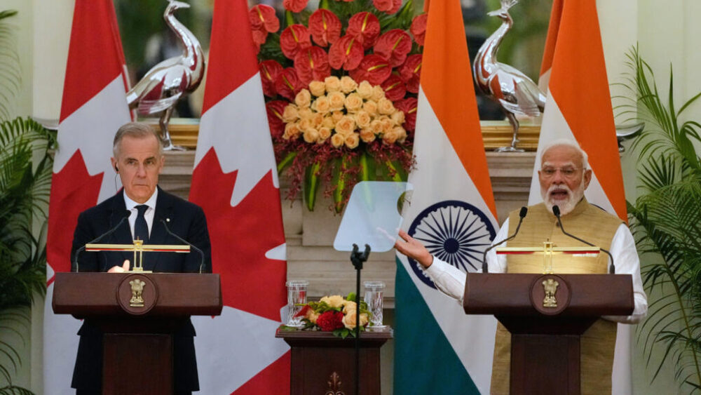 El primer ministro de la India, Narendra Modi, a la derecha, y su homólogo canadiense, Mark Carney, hacen una declaración a la prensa tras una reunión en Nueva Delhi, India, el lunes 2 de marzo de 2026. (Foto AP/Manish Swarup)