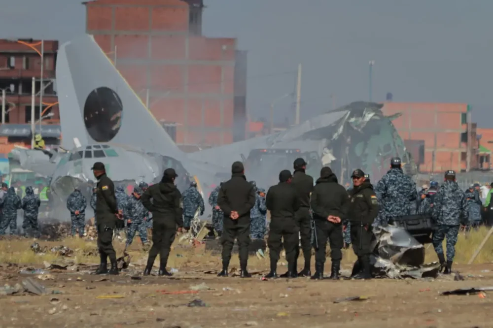 La Policía resguarda el lugar tras el accidente aéreo en El Alto. (Foto: APG).