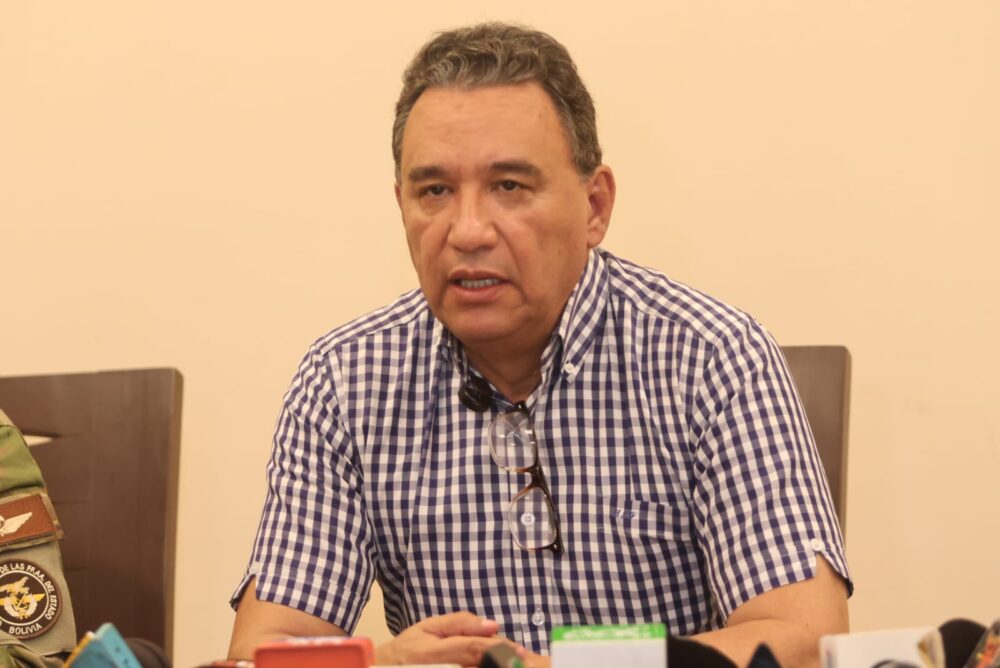 El ministro de Defensa, Marcelo Salinas en conferencia de prensa.