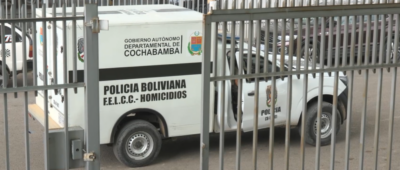 Potosí: Pobladores hacen vigilia afuera del puesto policial donde el sospechoso de feminicidio e infanticidio está aprehendido