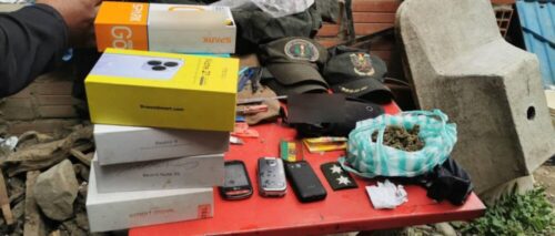 Hallan en un bar clandestino uniformes policiales, una pistola de juguete, cuchillos y marihuana, reporta la Policía