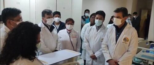 Rodrigo Paz visita a los heridos del accidente aéreo en El Alto