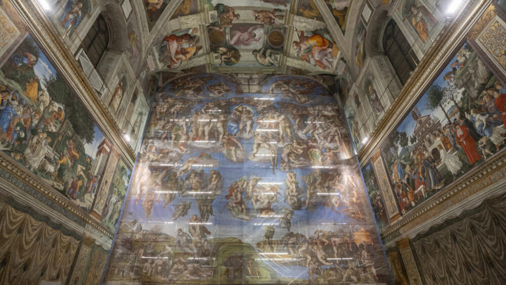 Foto del andamio con la lona de cobertura, que representa el "Juicio final" de Miguel Ángel, instalado en la Capilla Sixtina para las obras de mantenimiento y conservación del fresco en febrero de 2026.