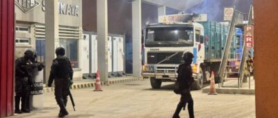 Decenas de camiones cisternas permanecen varadas en puertas de refinerías de YPFB, que siguen con resguardo militar