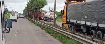 Padres de familia bloquean en la carretera Warnes – Santa Cruz por pedido para unidades educativas