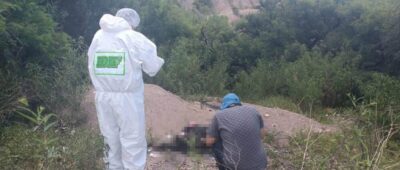 Hallan a un hombre con quemaduras y múltiples lesiones en el rostro y la cabeza a un lado de la carretera