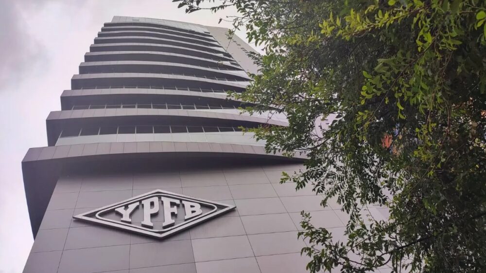 Senador denuncia que 30 venezolanos trabajan en YPFB con sueldos de 30 mil a 50 mil bolivianos