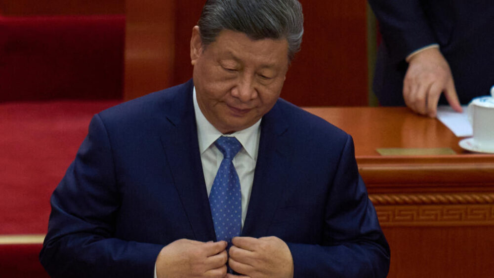 El presidente chino, Xi Jinping, se prepara para abandonar el Gran Salón del Pueblo en Pekín, China, tras la inauguración de la Conferencia Consultiva Política del Pueblo Chino (CPPCC), el miércoles 4 de marzo de 2026. (AP Photo/Ng Han Guan)