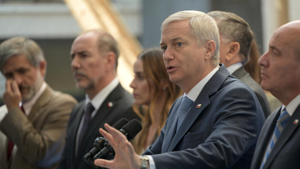 El presidente electo de Chile, José Antonio Kast, habla con la prensa tras reunirse con el mandatario saliente, Gabriel Boric, el 3 de marzo de 2026 en Santiago