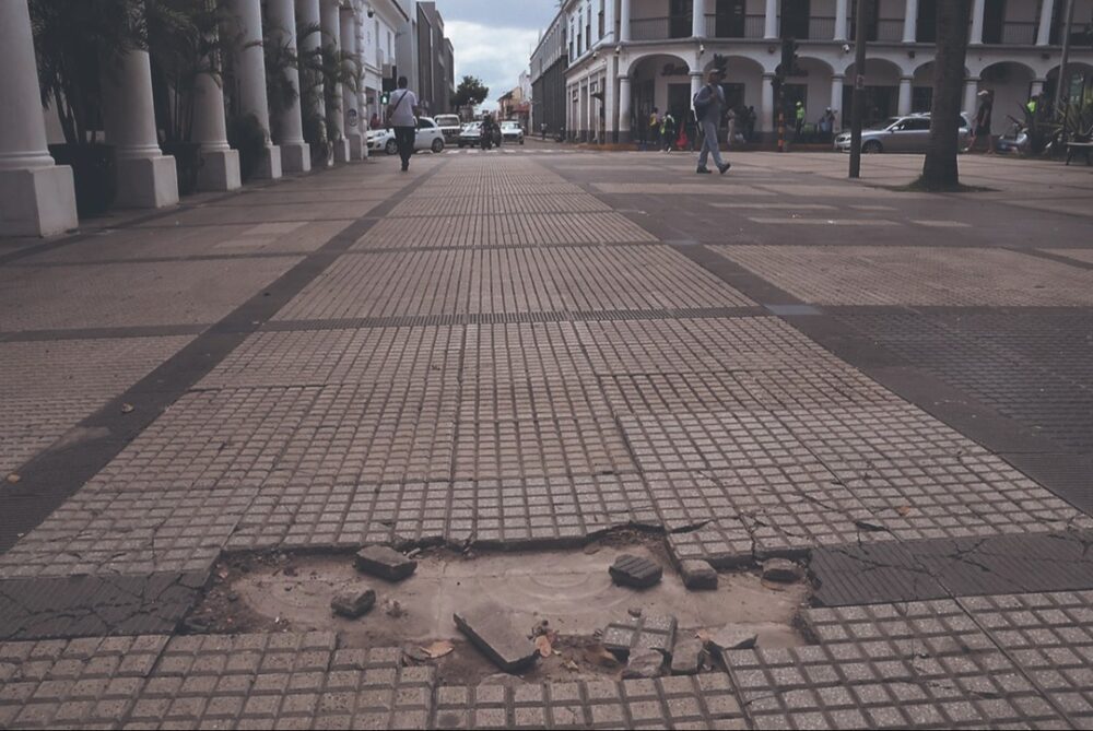 Pisos levantados y bancas rotas muestran el descuido de la plaza principal de Santa Cruz- Pisos levantados y bancas rotas muestran el descuido de la plaza principal de Santa Cruz