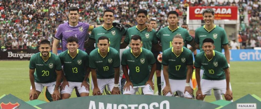La selección boliviana tendrá que disputar dos partidos para ir al Mundial: Surinam e Irak en el repechaje. La selección boliviana tendrá que disputar dos partidos para ir al Mundial: Surinam e Irak en el repechaje.